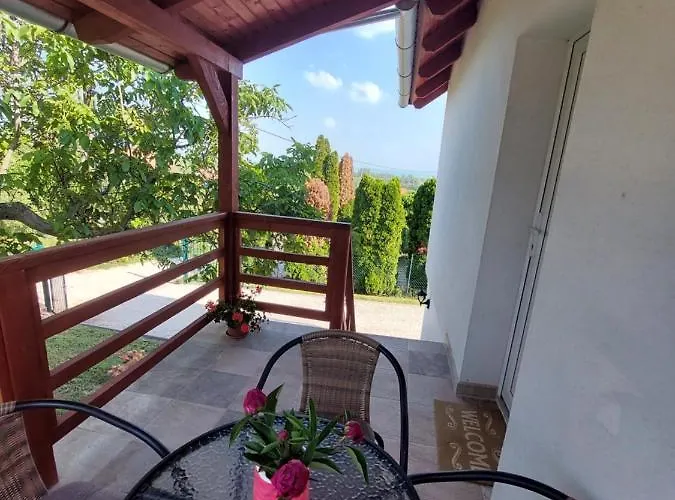 度假居 Laurus Vendeghaz Lovas